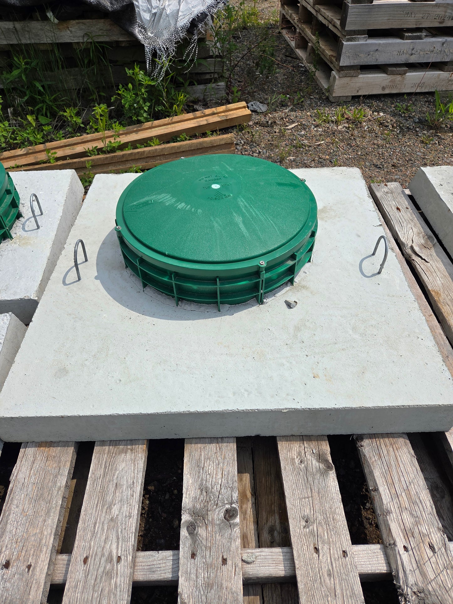 CONC TANK RISER W/16"LID 26X22